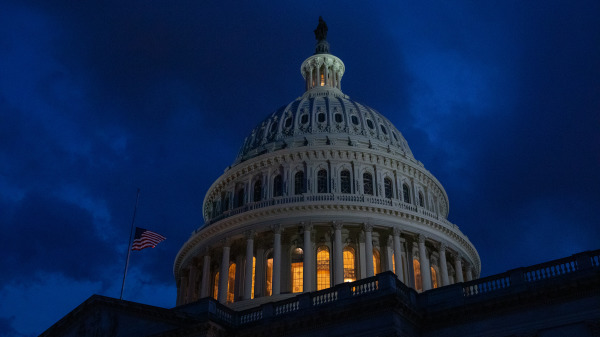 深夜燈火通明的美國國會大廈，美國參議院通宵工作，為通過法案進行投票。