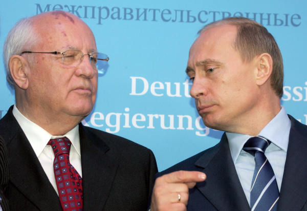 图为2004 年 12 月 21 日，在德国石勒苏维格（Schleswig）, 俄罗斯总统弗拉基米尔・普京（Vladimir Putin，右）与前苏联总统米哈伊尔・戈尔巴乔夫（Mikhail Gorbachev，左）进行交谈，之后普京与德国总理格哈德・施罗德（Gerhard Schroeder）举行了联合新闻发布会。（图片来源：ALEXANDER NEMENOV/AFP via Getty Images）