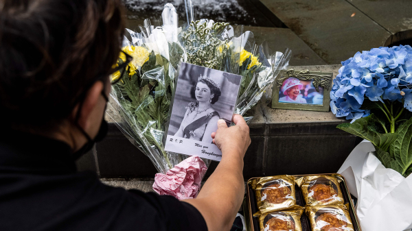9月9日，大批香港市民前往英国驻港总领事馆外悼念英女王。（图片来源：Getty Images）