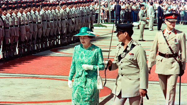 1986年10月，英女王到访香港并检阅香港仪仗队。 (图片来源：YOSHIKAZU MIKAMI/AFP via Getty Images)