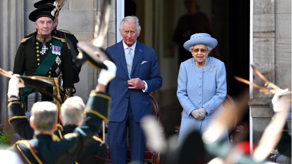 2022年6月30日，查爾斯王子、威爾士親王和女王伊麗莎白二世參加在愛丁堡荷里路德宮花園舉行的皇家弓箭手雷登多遊行。（ Jeff J Mitchell/Getty Images）