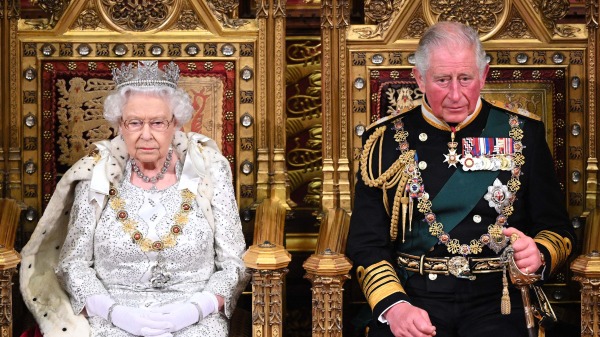 外界擔心英女王去世，英國王室將走向沒落。圖為英女王和其繼任者查爾斯國王。（圖片來源：Getty Images）