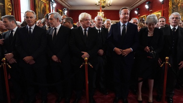 9月10日，英国前首相（左二至右依次）布莱尔、布朗、约翰逊、卡梅伦、梅伊和梅杰等出席英国国王查尔斯三世登基会议。