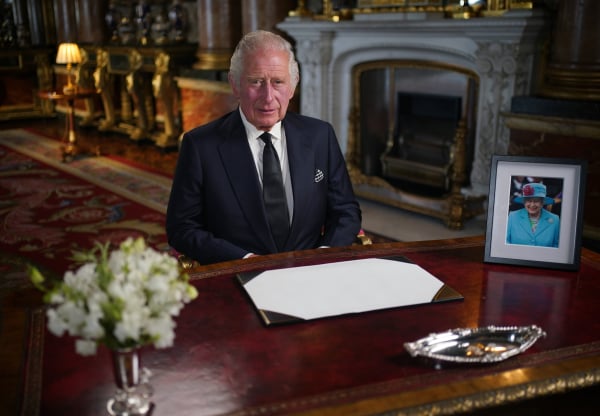 英國女王伊麗莎白二世（Queen Elizabeth II）在2022年9月8日逝世後，她的長子、多年的王儲查爾斯王子繼位成為國王查理三世（King Charles III）。查理三世國王在9月9日作為英國君主從倫敦白金漢宮第一次向全國和英聯邦國家發表講話。（圖片來源：Yui Mok - WPA Pool/Getty Images）