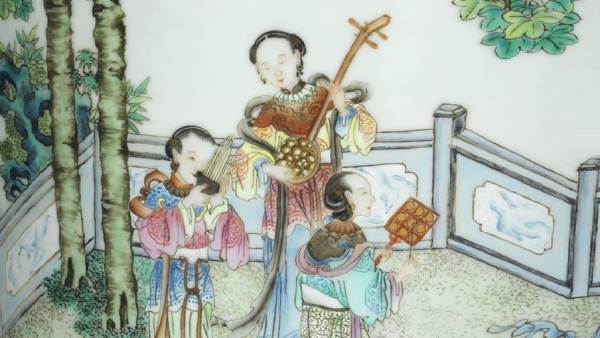 清代乾隆粉彩仕女乐舞瓶（局部），绘制了三位女子皆着云肩、披帛及纹饰细腻的锦服。