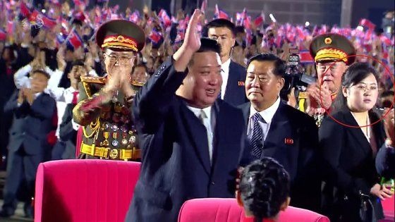 8日，朝鮮在平壤萬壽台舉行了建政74周年金正恩身旁站著一位身份不詳的女性，似乎是新的貼身秘書。