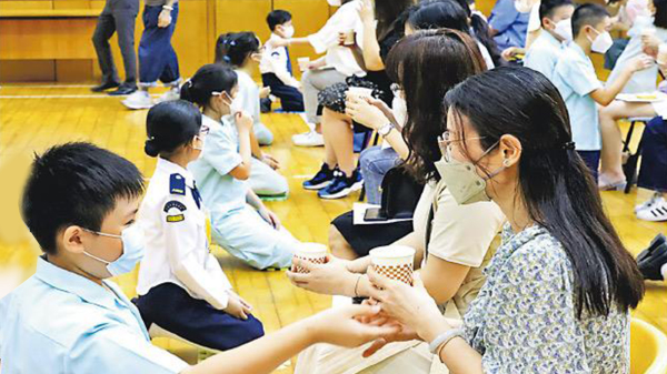 香港福建中学附属学校安排学生下跪向父母奉茶。（图片来源：福建中学附属学校FB）