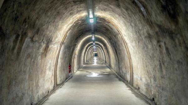 一些经历过“濒死体验”的人报告称，他们看到了隧道尽头传来的光线