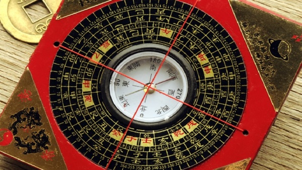 罗盘主要由位于盘中央的磁针和一系列同心圆圈组成，每一个圆圈都代表着中国古人对于宇宙大系统中某一个层次资讯的理解。