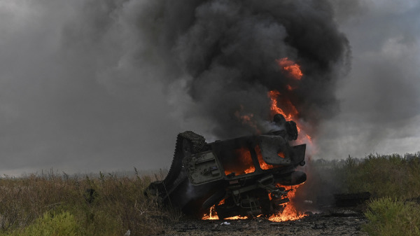 俄羅斯入侵烏克蘭期間，在烏克蘭東部哈爾科夫（Kharkiv）地區伊久姆（Izyum）郊區的一片田野中，一輛被摧毀的俄羅斯軍隊的MT-LB裝甲運兵車在燃燒。