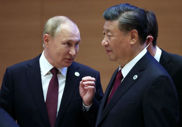 普京与习近平9月16日在上合组织峰会期间交流。
