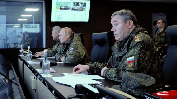 俄罗斯总统弗拉基米尔．普京（中）在国防部长谢尔盖．绍伊古（左）和俄罗斯总参谋长瓦列里．格拉西莫夫的陪同下，在乌苏里斯克市外的谢尔盖夫斯基训练场监督“东方2022”军事演习。
