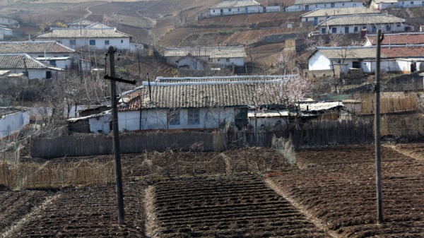 2011年4月，平安南道南浦港附近貧瘠乾燥的農田和農舍