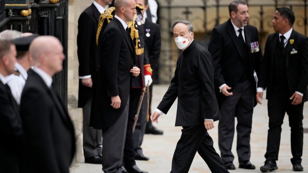 9月19日，王岐山抵達英國倫敦西敏寺參加女王伊麗莎白二世國葬儀式。