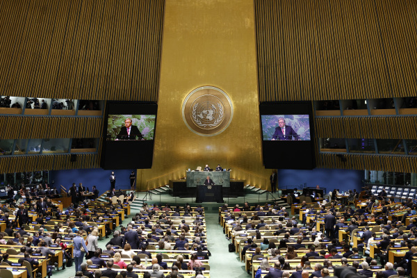 2022 年 9 月 20日，联合国秘书长安东尼奥・古特雷斯（Antonio Guterres）在美国纽约的联合国总部举行的第 77 届联合国大会（UNGA）上发表讲话。经过两年的新冠病毒大瘟疫的影响，今年的联合国大会恢复了完全面对面的会议形式，预计会有157位国家元首和政府首脑亲自出席大会，而中国国家主席习近平和俄罗斯总统普京的缺席则显示出他们的尴尬处境。（图片来源：Anna Moneymaker/Getty Images）