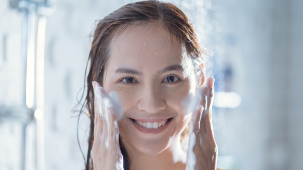 角质层位于皮肤最外部，能有效阻挡外部病原体入侵身体，也能保持体内的水分平衡。