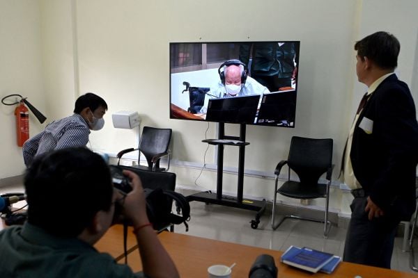 2022年9月22日，記者在金邊柬埔寨法院特別法庭對喬森潘的案件作出判決期間觀看直播。
