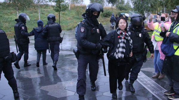 2022年9月24日，在一场没有被俄罗斯当局批准的、抗议莫斯科对乌克兰的军事入侵和普京（Putin）的“部分动员令”的集会期间，俄罗斯警察抓捕了女性抗议者。