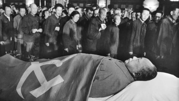 1976年9月12日，民眾排隊走過毛澤東遺體。
