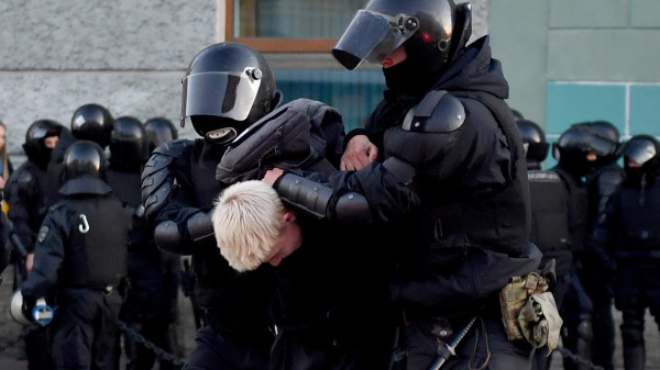 为加强俄罗斯在乌克兰的军事入侵、总统普京（Putin）颁布“部分动员”令后，大批民众呼吁抗议，镇压的俄罗斯警察在圣彼得堡抓捕了一名男子。