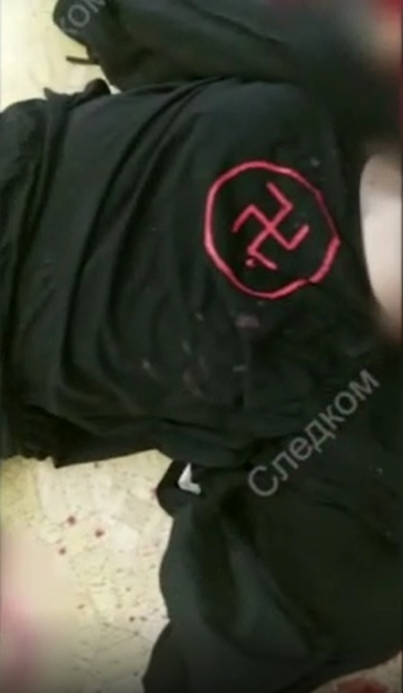 枪手身穿印有纳粹“卐”标志的黑色T恤。