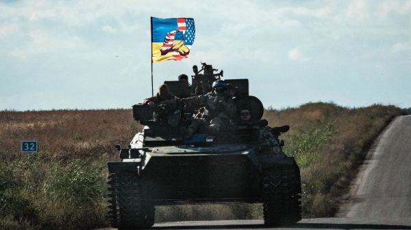 一輛烏克蘭坦克在哈爾科夫（Kharkiv）地區的新斯特帕尼夫卡（Novostepanivka）的公路上行駛，坦克上高高飄揚著一面顯示烏克蘭國旗和美國國旗握手的旗幟