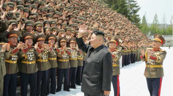 据劳动新闻报导，金正恩国务委员长主持了2021年7月24日至27日于平壤4.25文化会馆所举行的首次朝鲜人民军指挥官、政治工作人员的讲习会。(