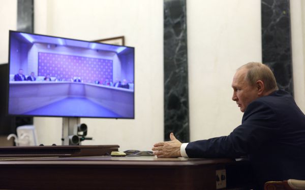2022 年 9 月 29日，俄罗斯总统普京在莫斯科通过视频主持与前苏联国家情报负责人的会晤。普京9 月 29 日表示，前苏联国家的冲突，包括俄罗斯与乌克兰的冲突，都是苏联解体的结果。预计普京要在9月30日主持一个签字仪式，正式吞并乌克兰的四个地区。（图片来源：GAVRIIL GRIGOROV/SPUTNIK/AFP via Getty Images）