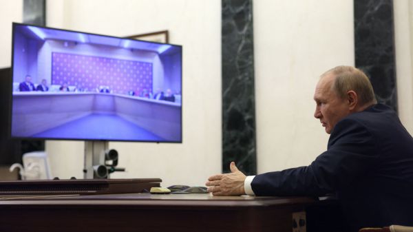 俄罗斯总统普京（Putin）在莫斯科通过视频主持与前苏联国家情报负责人的会晤。9月30日，普京主持了一个签字仪式，正式吞并了被其军队入侵占领的乌克兰的4个地区。