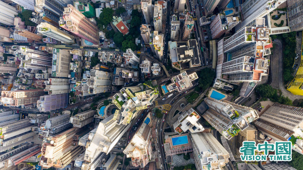香港楼价在过去13个月内累计跌幅达11%，很多专业人士均不看好未来楼市。图为高空俯瞰香港居民区。（摄影：庞大卫/看中国）