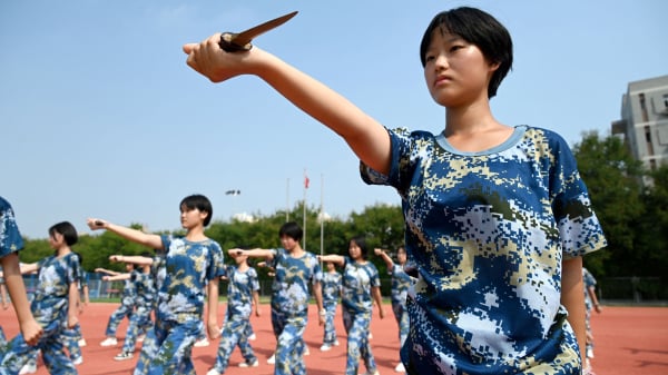 中国高中生参加军训。