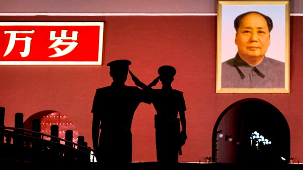中共武警在天安門廣場的毛澤東畫像下站崗。