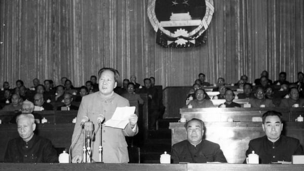1959年4月18日，毛澤東和周恩來出席全國人大開幕式。（圖片來源：PhotoQuest/Getty Images）
