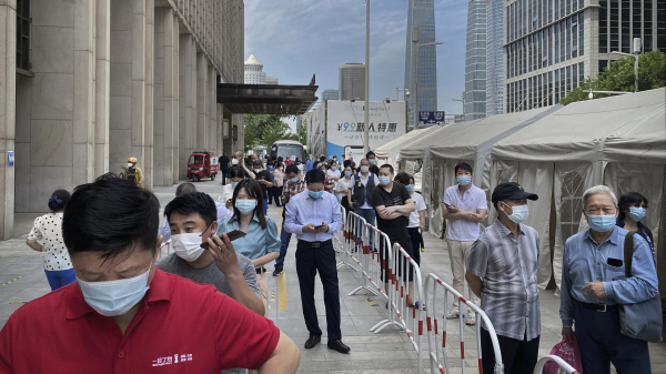 2022年5月31日，人們在北京商務區的一個檢測點排隊進行核酸檢測。（圖片來源：Kevin FrayerGetty Images）(16:9)