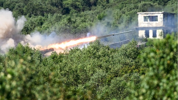 2022年9月4日，俄罗斯在远东地区南萨哈林斯克市外的乌斯佩诺夫斯基训练场（萨哈林岛）举行的“东方 2022”军事演习中发射炮弹。（KIRILL KUDRYAVTSEV/AFP via Getty Images)