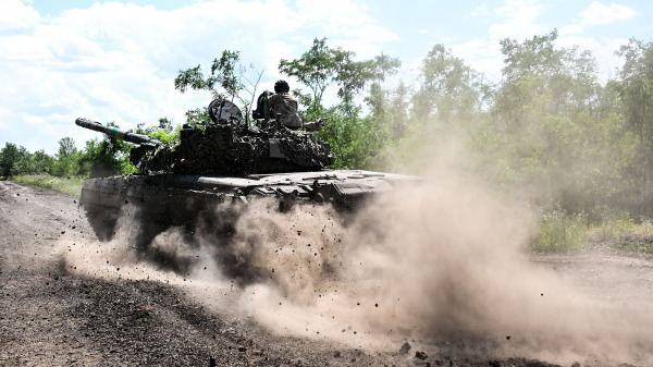 俄罗斯入侵乌克兰期间，乌克兰军人在乌克兰东部顿巴斯前线驾驶T-72坦克战斗。