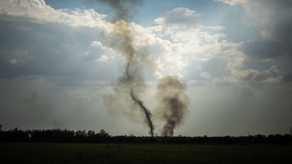 圖為2022 年 8 月 30 日，在烏克蘭南部赫爾松（Kherson）地區的尼古拉耶夫州（Mykolaiv Oblast）的前線冒起黑煙
