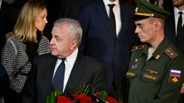 9月3日，美國駐俄羅斯大使約翰．約瑟夫．沙利文（John Joseph Sullivan，左）在莫斯科俄羅斯聯邦議院柱廳參加蘇聯末代領導人米哈伊爾．戈爾巴喬夫（Mikhail Gorbachev）的追悼會。