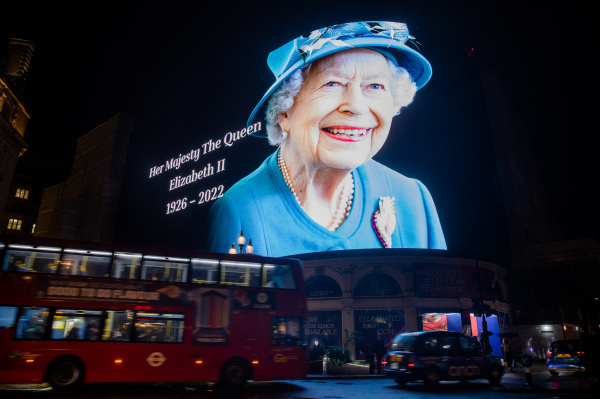 2022年9月8日，英国伦敦皮卡迪利广场的广告屏幕展示了伊丽莎白二世女王的生前形象。