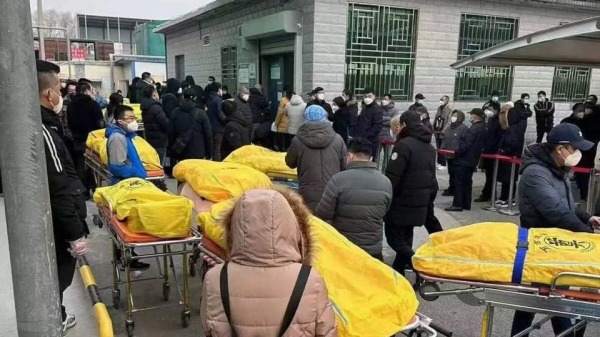 情惡化之下，中國陸續傳出了醫療和殯葬系統超載崩潰之狀況。