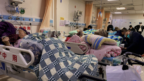2022年12月30日，染疫者们躺在中国东北城市唐山的唐山工人医院的病床上。