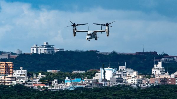 这张图片拍摄于2022年8月23日，展示了日本冲绳（Okinawa）县宜野湾（Ginowan）市中心上空的一架美军鱼鹰（Osprey）飞机，该市设有美国海军陆战队的航空站。