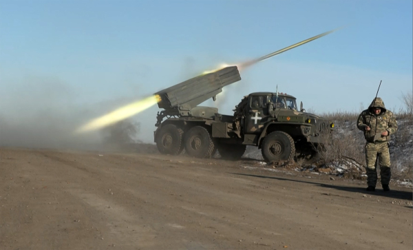 图为取自法新社视频片段的截图，显示2023 年 1 月 11 日，乌克兰军队使用BM-21'Grad' MLRS 122 毫米火箭发射器向索莱达（Soledar）郊区的敌军开火。索莱达位于乌克兰东部顿涅茨克（Donetska）地区，是一个重要的东部前线城市。（图片来源：by ARMAN SOLDIN/AFP via Getty Images）