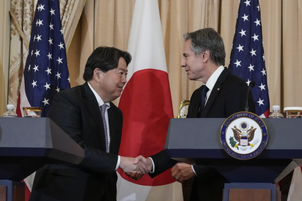 圖為2023 年 1 月 11 日，在美國華盛頓特區舉行美國日本“2+2”安全會議後在美國國務院的聯合新聞發布會上，日本外相林芳正（Hayashi Yoshimasa，左）與美國國務卿安東尼·布林肯（Antony Blinken，右）握手。（圖片來源：Drew Angerer/Getty Images）