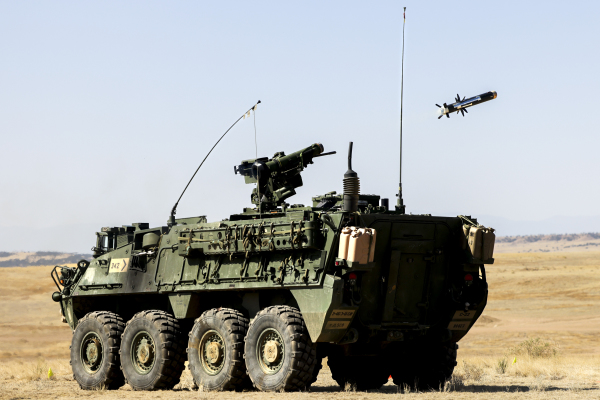 图为2022 年 4 月 28 日，在美国科罗拉多州卡森堡（Fort Carson）举行的实弹训练演习中，美军第二史赛克旅战斗队的士兵在从一轮史赛克（Stryker）装甲战车上发射一枚标枪（Javelin）反坦克导弹。（图片来源：Michael Ciaglo/Getty Images）