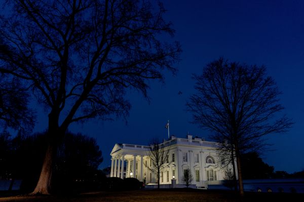 圖為2022年2月20日夜幕下的美國白宮。（圖片來源：STEFANI REYNOLDS/AFP via Getty Images）