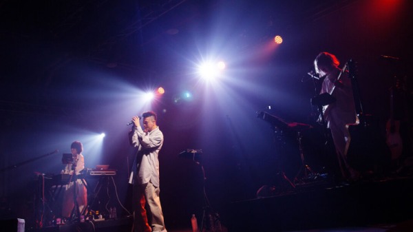 香港歌手黄耀明睽违4年多再度到台湾开唱，好友林夕、杜汶泽夫妇都来支持，唯一遗憾是何韵诗无法来台。