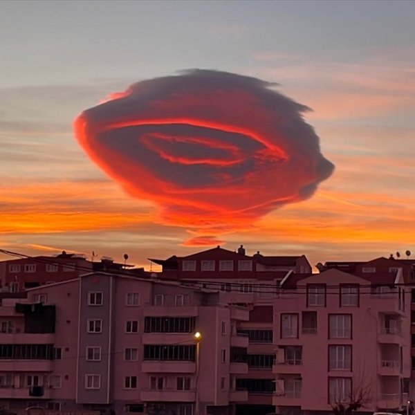 土耳其布爾薩市（Bursa）的上空驚現「神秘漩渦」