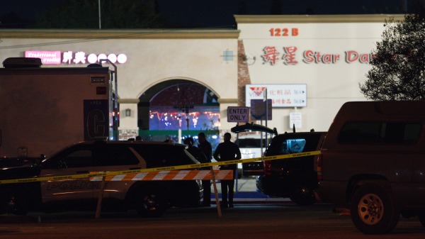 2023年1月22日，中國新年除夕夜，在美國加州洛杉磯縣的蒙特利公園的一間舞廳，發生了重大槍擊案，10人死亡十幾受傷。（圖片來源：Eric Thayer/Getty Images）