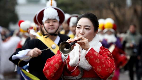 2023年1月22日，身着传统服装的韩国表演者在农历新年期间在韩国首尔的前总统府青瓦台参加传统活动